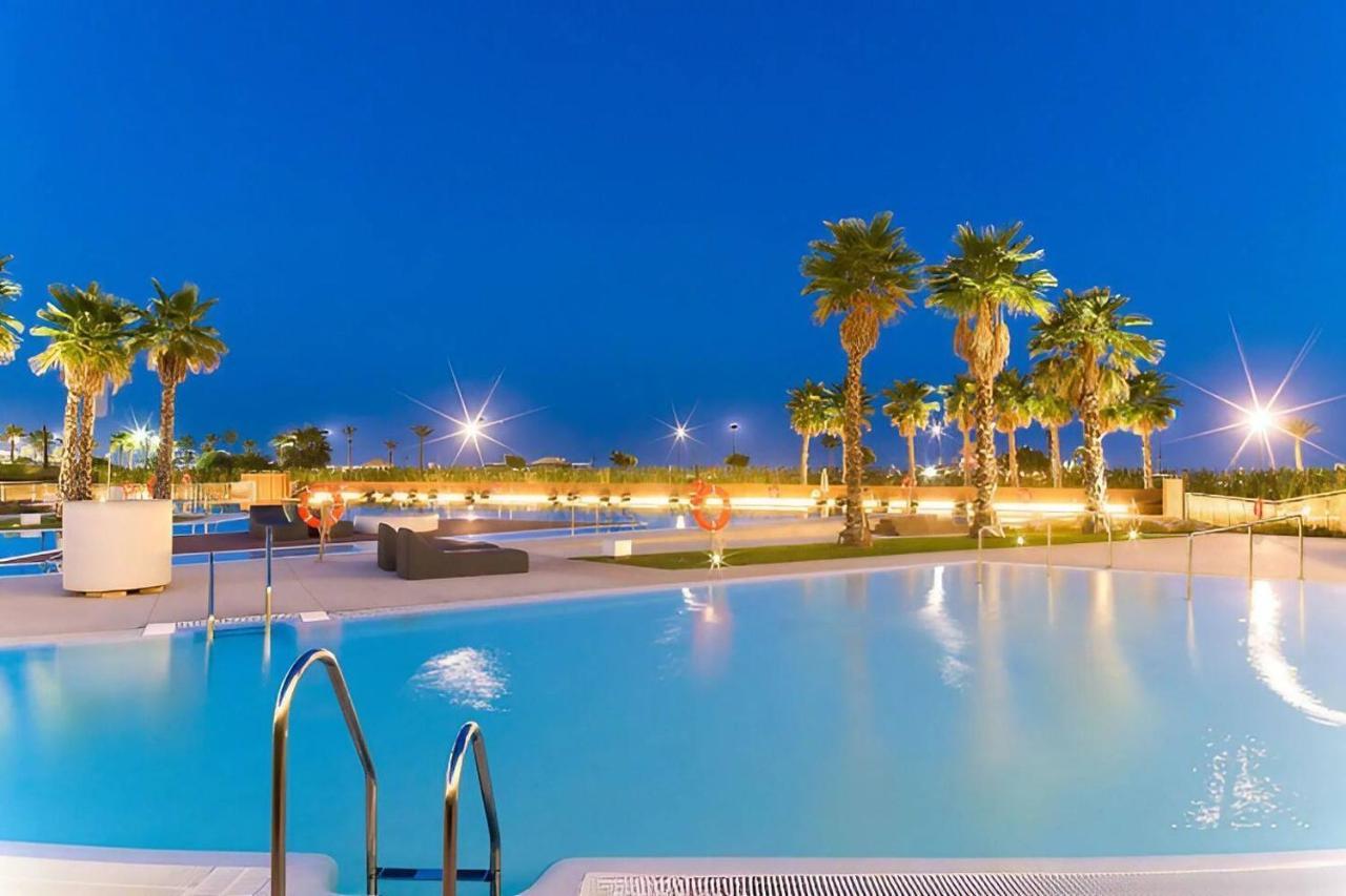 Luxury Complex Beachfront Apartment, Infinity Pool, Sauna, Gym And Large Terrace Торемолинос Екстериор снимка